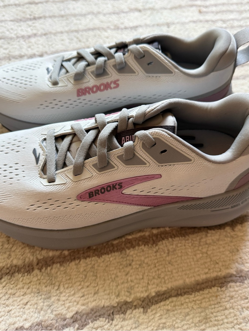 Brooks Women's Ariel GTS 26 Shoe 8/ 39